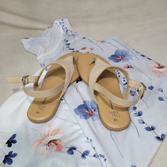 Thong Sandals - Picture 2 of 3